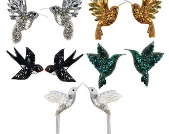 Coppia di toppe con perline a forma di uccello volante, due applicazioni di rondini cucite a mano per decorazioni di colletti e cappelli, duo di uccelli ricamati da cucire