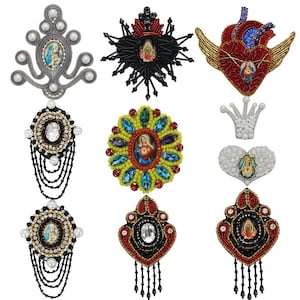 Puede incluir: Conjunto de diez parches de hierro con cuentas que representan a la Virgen María en varios estilos. Los parches están adornados con diamantes de imitación, perlas y cuentas de colores. Algunos parches presentan un diseño de corazón, corona y estrella.