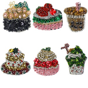 Puede incluir: Seis parches de cupcake y bebida con cuentas y lentejuelas de colores. Los parches presentan varios diseños, incluyendo fresas, cerezas y un té de boba.