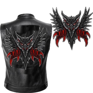 Pode incluir: Colete de couro preto com um patch detalhado de uma ave de rapina estilizada. O patch apresenta penas pretas, garras vermelhas e olhos vermelhos. O colete é mostrado por trás, mostrando o design detalhado.