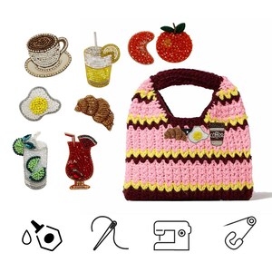 Könnte beinhalten: Eine gehäkelte Handtasche mit horizontalen Streifen in Pink, Gelb und Dunkelkastanienbraun, verziert mit drei aufgenähten Perlenstickereien in Form eines Croissants, eines Spiegeleis und einer Kaffeetasse, umgeben von weiteren Perlenstickereien.