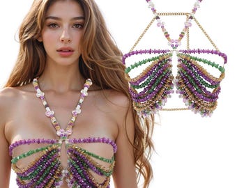 Op de afbeelding: Een kralen body chain met gouden kettingschakels en paarse, groene en gouden kralen. De ketting is ontworpen om als top te worden gedragen.