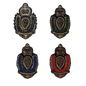 Pode incluir: Quatro patches bordados com um design de coroa, coração e coroa. Os patches são pretos com detalhes dourados, verdes, azuis e vermelhos.