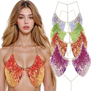 Puede incluir: Top halter con lentejuelas en degradado de rojo, naranja y amarillo, con cadena dorada. También se muestran tops adicionales en morado, verde y azul. Los tops están diseñados para parecer alas.