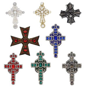 Può includere: Assortimento di otto decorazioni a forma di croce con strass e perline di vari colori. Le croci sono in metallo e hanno una varietà di design.