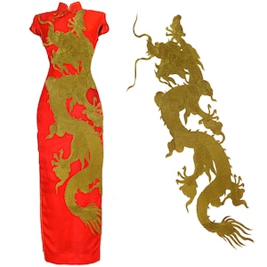 Pode incluir: Um vestido vermelho com um design de dragão bordado em ouro. O dragão é detalhado e intrincado, com escamas e garras.