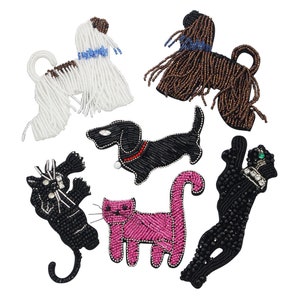 Puede incluir: Un conjunto de seis apliques de animales de cuentas, que incluyen un perro blanco, un perro marrón, un dachshund negro, un gato rosa, un gato negro y una pantera negra. Los apliques están hechos de cuentas y lentejuelas y son perfectos para agregar un toque de fantasía a cualquier proyecto.