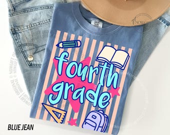Op de afbeelding: Een blauw t-shirt met de woorden "fourth grade" in lichtblauw, tegen een roze sterrenburst ontwerp. Het shirt heeft schoolthema graphics zoals een potlood, boek, rugzak en liniaal. Het shirt wordt getoond op een spijkerbroek.