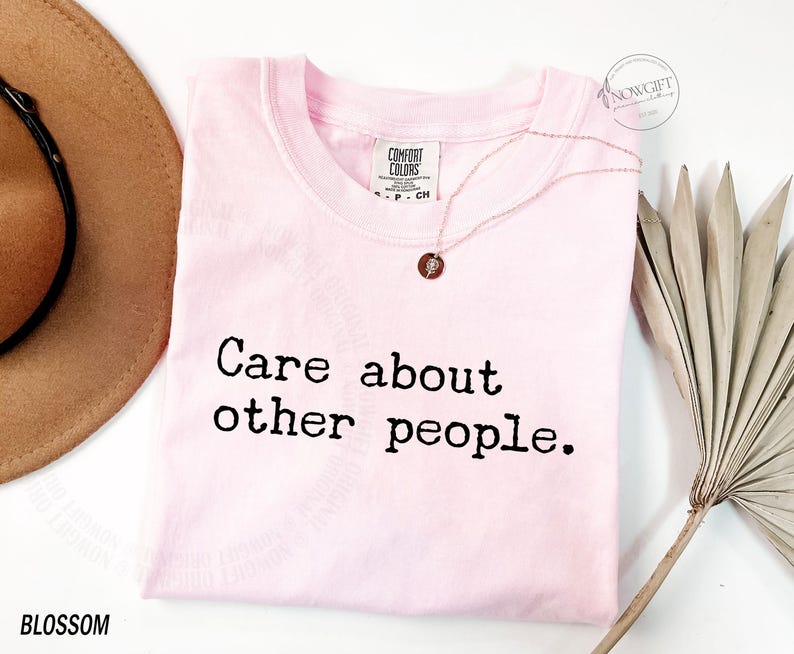 Puede incluir: Camiseta rosa con el texto "Care about other people." impreso en negro.
