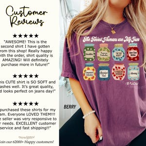 Puede incluir: Camiseta de color bayas con el texto "The Tiniest Humans are My Jam" e ilustraciones de tarros de mermelada. Cada tarro tiene un dise&ntilde;o y una etiqueta &uacute;nicos. La camiseta tambi&eacute;n tiene el hashtag #nicu.