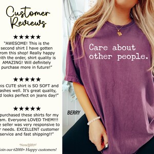 Puede incluir: Una camiseta morada con el texto "Care about other people." impreso en blanco. La camiseta est&aacute; siendo modelada por una persona. Las rese&ntilde;as de los clientes se muestran en el lado izquierdo de la imagen.