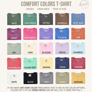 Puede incluir: Una tabla de 25 colores diferentes de camisetas, con el nombre del color impreso debajo de cada camiseta. El texto en la parte superior dice "COMFORT COLORS T-SHIRT" y "UNISEX CREW NECK TRUE TO SIZE".