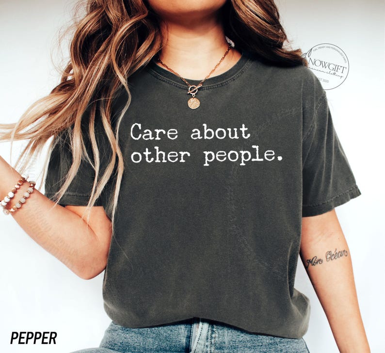 Puede incluir: Una camiseta gris oscura con el texto "Care about other people." impreso en blanco.