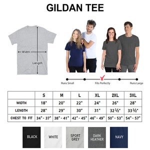 Puede incluir: Tabla de tallas para camisetas Gildan, que muestra el ancho, la longitud y la circunferencia del pecho en pulgadas para las tallas S a 3XL. La tabla tambi&eacute;n incluye opciones de color: negro, blanco, gris deportivo, gris oscuro jaspeado y azul marino.