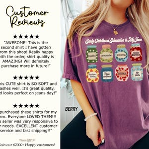 Puede incluir: Camiseta morada con el texto "Early Childhood Education is My Jam" y un gr&aacute;fico de ocho frascos con diferentes etiquetas relacionadas con el desarrollo de la primera infancia. Las etiquetas incluyen "Cognitive", "Communication", "Intellectual", "Social Emotional", "Problem Solving", "Child's Development", "Physical" y "Life Skills".