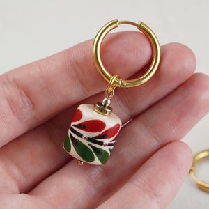Pendientes de aro con cuentas de cerámica, hojas pintadas a mano, cuentas florales rojas y verdes, joyería botánica bohemia popular, regalo de verano para amantes de la naturaleza.