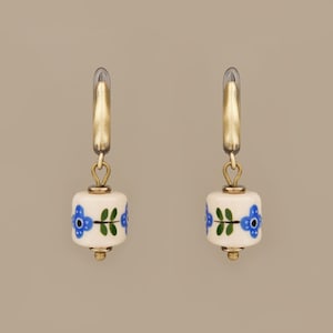 Pendientes de cerámica con flores azules, ligeros y pequeños, con forma de gota, con el símbolo de "No me olvides".