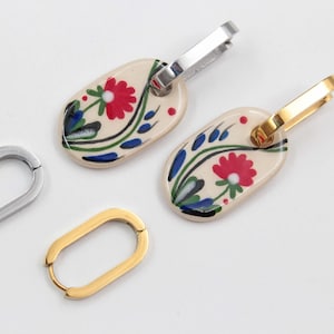 ゴールドとシルバーの金具が付いた、ミックス＆マッチのセラミックイヤリング。手描きの花柄ジュエリー。ボヘミアン風セラミックイヤリング。エスニックジュエリーギフト。