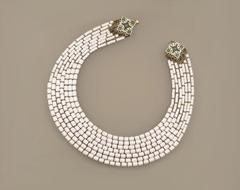 Collar llamativo de cerámica blanca de múltiples hilos con cierre de latón esmaltado ornamentado, hecho a mano en Ucrania.