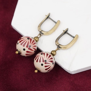 Delicati orecchini in ceramica con motivo marrone, pendenti leggeri e delicati, piccoli gioielli color rosso bordeaux