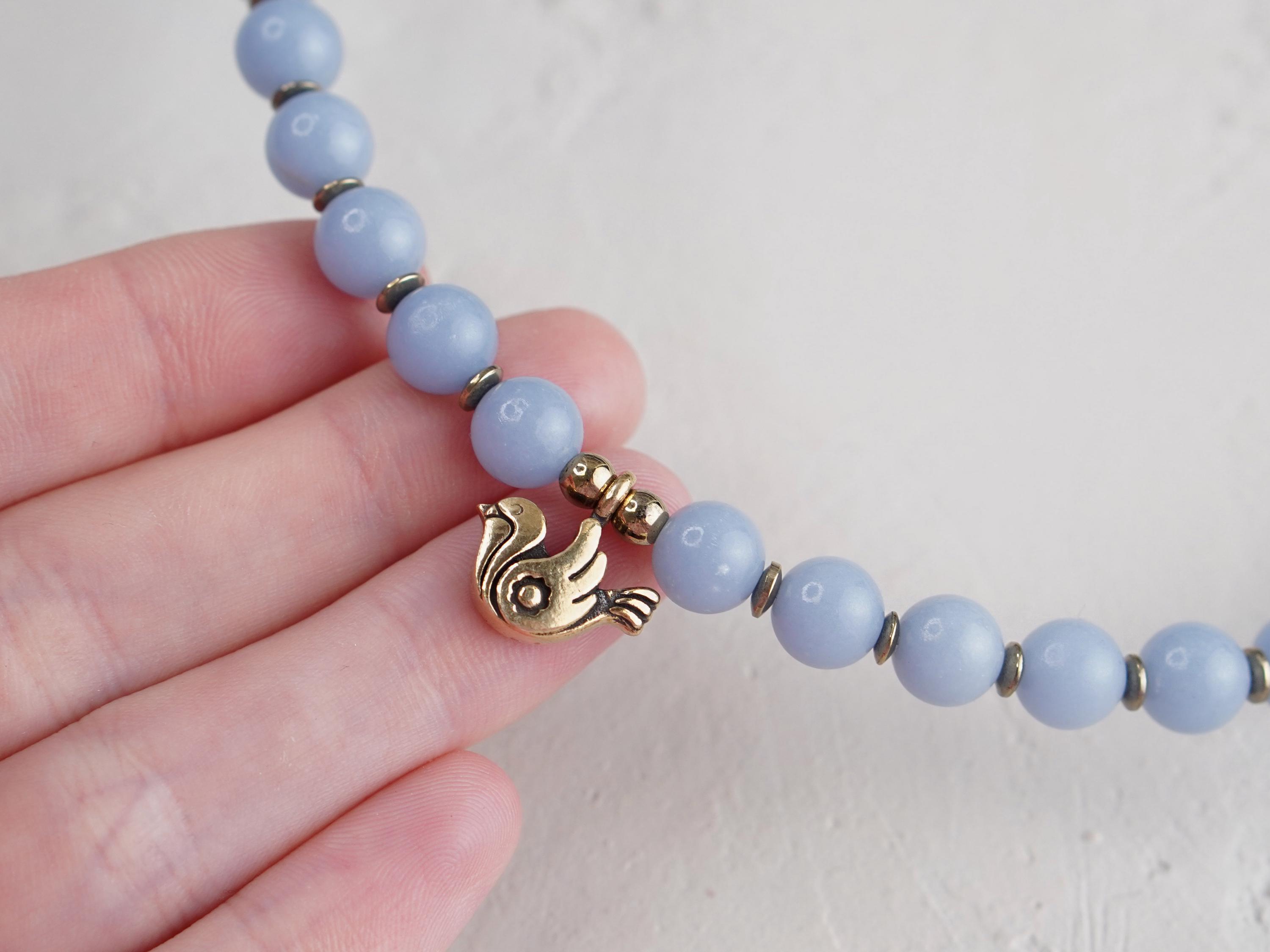 ライトブルーのビーズチョーカー エンジェライトビーズチョーカー：ライトブルーの宝石ネックレスと真鍮