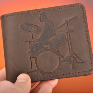 Cartera de cuero personalizada con estampado de Taylor, un gran regalo para bateristas de MG Leather Work