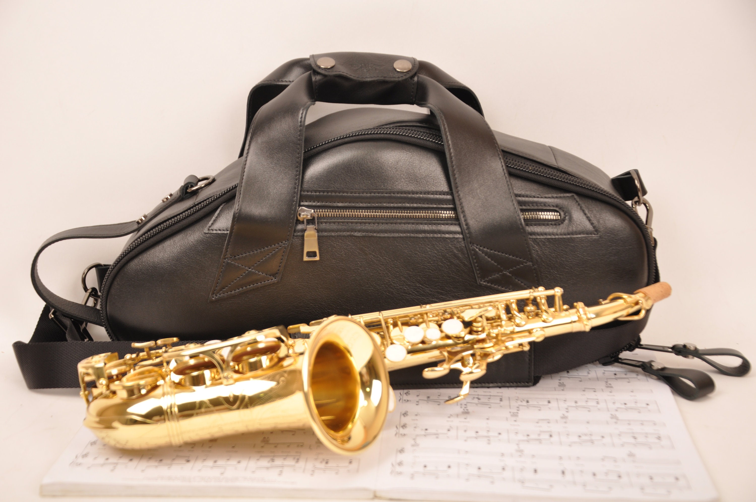 Sac de concert incurvé pour saxophone soprano, sac léger en cuir véritable  Detroit pour saxophone soprano par MG Leather Work, étui de saxophone  personnalisé -  Canada