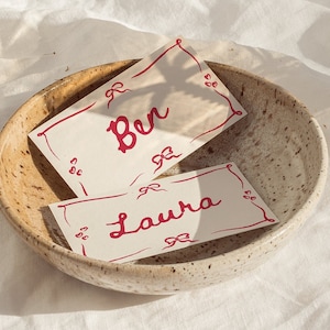 Tarjetas de lugar con borde ondulado, tarjetas con nombres de boda originales, tarjetas de lugar con borde dibujado a mano, plantilla de boda, plantilla de tarjeta de lugar con borde ondulado