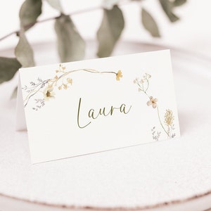 Modello per segnaposto floreale tenue, modello per segnaposto con fiori selvatici, modello per matrimonio con fiori rosa, modello per matrimonio con targhetta floreale polverosa, modello per matrimonio con Canva