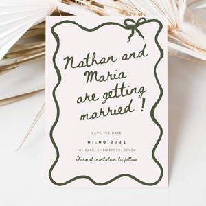 Modello di invito a nozze con bordo ondulato, salva la data, illustrazione di scarabocchi stravaganti, salva la nostra data, invito a nozze rosa e verde, modello di matrimonio divertente scritto a mano