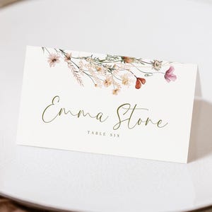 Plantilla de tarjeta de lugar con flores silvestres, tarjeta de nombre para despedida de soltera con flores silvestres, tarjeta de asiento con flores, plantilla de boda editable e imprimible con flores de primavera
