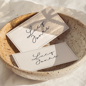 Tarjetas de lugar con borde ondulado, tarjetas con nombres de boda originales, tarjetas de lugar con borde dibujado a mano, plantilla de boda, plantilla de tarjeta de lugar con borde ondulado