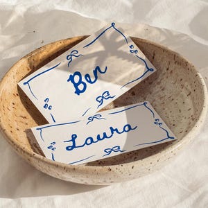 Gewellte Platzkarten - Bordüre mit Namen, handgezeichnete Platzkarten - Doodle-Tischkarten - Platzkarten