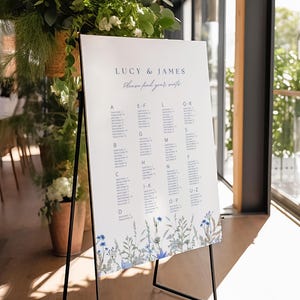 Stoffige blauwe kaart met wilde bloemen bruiloft bord wilde bloemen tafelplan bruiloft stoelenkaart geperste bloem stoelenkaart bloemen bruiloft