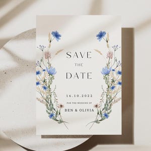 Cartões de reserva de data azul empoeirado Salve a data Convite de flores silvestres azul bebê Convite de casamento com flores prensadas Aquarela floral Salve a data