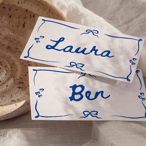 Tarjetas de lugar dibujadas a mano, tarjetas con nombres de boda originales escritas a mano, tarjetas de lugar con borde dibujado a mano, tarjetas de lugar para boda en francés
