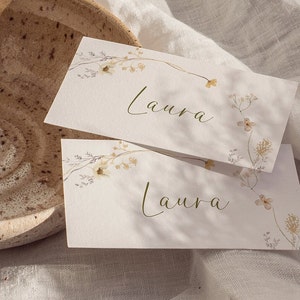 Modèle de marque-place à fleurs douces Modèle de marque-place à fleurs sauvages Modèle de mariage floral rose poudré Modèle de mariage avec porte-nom floral poussiéreux Canva