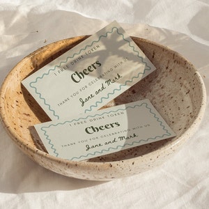 Plantilla de boletos para bebidas de boda con fichas de bebida verde salvia, boletos para bebidas gratis, borde ondulado, fichas para bebidas divertidas y coloridas, fichas para bebidas para eventos imprimibles