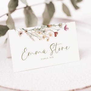 Marque-places fleuris printaniers Marque-places de mariage Cartes de visite fleurs pressées Marque-places fleurs sauvages Modèle de marque-place sur le thème des fleurs Canva