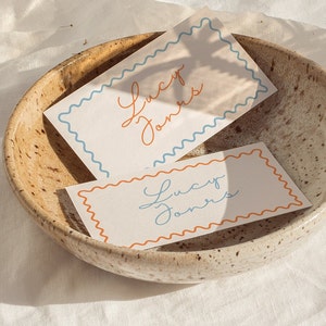 Tarjeta de lugar ondulada para descarga digital, borde ondulado, festón, nombre de boda, plantilla de tarjeta de lugar de cena ondulada, tarjetas de nombre de mesa de ondas caprichosas