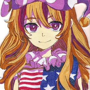 Op de afbeelding: Gestikt patch van een cartoonmeisje met lang oranje haar dat een paars-witte narrenmuts draagt en een rood-wit-blauw gestreept shirt met sterren.