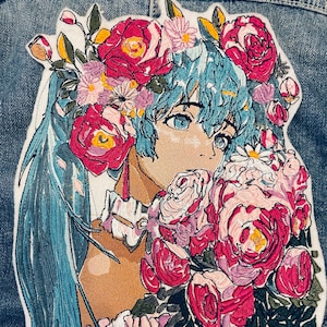 Könnte beinhalten: Gestickter Aufnäher mit einer Anime-Figur mit blauen Haaren und einer Blumenkrone. Die Figur hält einen Strauß rosa und roter Rosen.