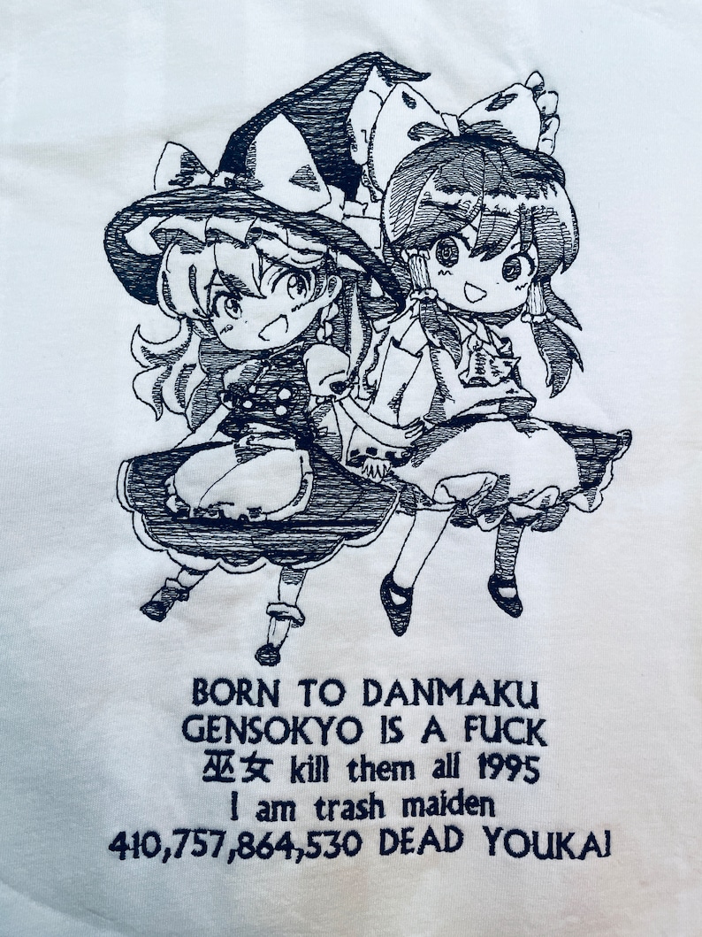 Pu&ograve; includere: Illustrazione in bianco e nero di due personaggi anime con il testo "BORN TO DANMAKU GENSOKYO IS A FUCK 巫女 kill them all 1995 I am trash maiden 410,757,864,530 DEAD YOUKAI"