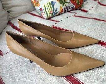 Vintage 00s Noughties Tan/Camel classic leather stiletto pumps by Calvin Klein