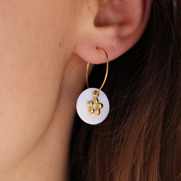 Boucles d'oreilles créoles minimalistes en acier inoxydable, sequin de nacre et fleur dorée