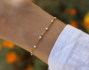 Bracelet minimaliste émail blanc | Chaîne fine dorée et boules blanches | Cadeau pour elle