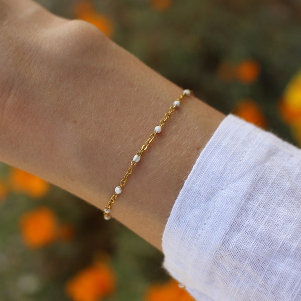 Bracelet minimaliste émail blanc | Chaîne fine dorée et boules blanches | Cadeau pour elle