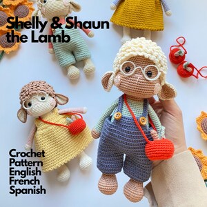 Könnte beinhalten: Drei gehäkelte Lamm-Puppen mit dem Text Shelly & Shaun the Lamb und Crochet Pattern English French Spanish. Die Puppen haben weißes lockiges Haar, eine runde Brille und bunte Kleidung, darunter ein gelbes Kleid und eine blaue Latzhose.