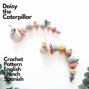 Puede incluir: Dos orugas tejidas a mano tituladas Daisy the Caterpillar. El patrón está disponible en inglés, francés y español. Cada oruga consta de múltiples segmentos esféricos en colores pastel, decorados con pequeñas flores y hojas tejidas a ganchillo.