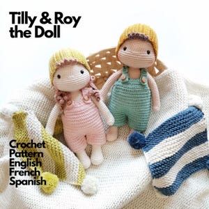 Könnte beinhalten: Zwei handgefertigte Häkelpuppen namens Tilly & Roy, eine mit gelber Mütze und rosa Latzhose, die andere mit gelber Mütze und grüner Latzhose. Das Bild enthält den Text Tilly & Roy the Doll und Crochet Pattern English French Spanish.
